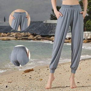 Pantalon de yoga et de jogging léger à séchage rapide avec logo personnalisé, taille élastique, mi-longueur, décontracté, extensible, en nylon et élasthanne, avec cordon de serrage et poche, coupe ample - Product Image 2