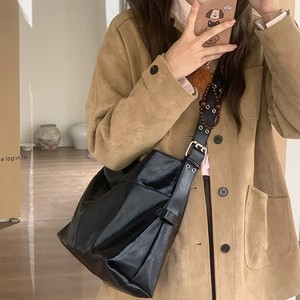 กระเป๋าสะพายไหล่หนังนิ่มสำหรับผู้หญิง สีดำ ความจุขนาดใหญ่ ตัวล็อคแม่เหล็ก กระเป๋าสะพายข้างสำหรับใช้ในชีวิตประจำวัน ฤดูหนาว 2025 - Product Image 3