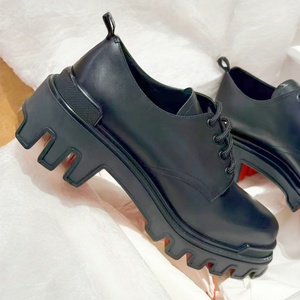 Chaussures décontractées de luxe sur mesure pour hommes, en cuir de haute qualité, à semelle épaisse et rouge, idéales pour le bureau, les fêtes et les mariages - Product Image 4