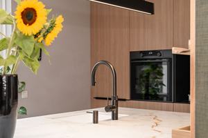 Cocina Moderna con Isla Blanca y Gabinetes de Madera, Diseño Artístico, Herrajes Negros, Estantes Abiertos - Product Image 6