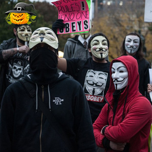 Masque de costume d'Halloween unisexe en plastique blanc en forme de V, style Vendetta, avec détection de la position de la tête - Product Image 4
