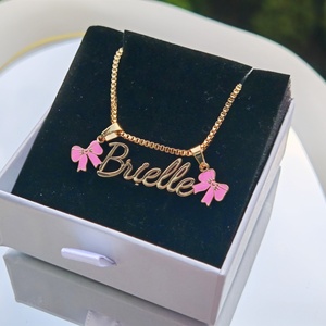 Collana Personalizzata Qiuhan con Nome in Oro e Fiocchi Rosa, Ciondolo a Cuore con Fiocco Personalizzato, Gioiello Unico Regalo per Ragazze - Product Image 6