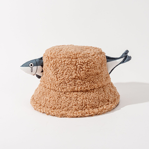 Vente en gros de casquettes de pêcheur d'hiver en laine d'agneau et de poisson salé de dessin animé pour hommes et femmes, chapeau de seau mignon et drôle - Product Image 4
