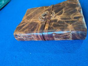 Nuevo cuaderno de cuero impreso de alta gama, encuadernado, con cubierta de cuero única, logotipo personalizado, papel ecológico y cierre con llavero. - Product Image 4