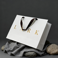 Maßgefertigte Luxus-Kunstpapier-Einkaufstasche mit Goldprägung-Logo aus Recyclingmaterialien und Bandhenkeln für Schmuckverpackungen