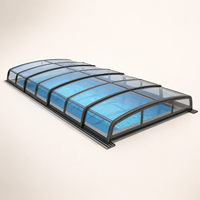 Abri de piscine télescopique moderne à profil bas avec toit en verre trempé pour piscines commerciales et utilisation extérieure