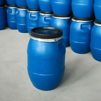 Fût en plastique bleu vide de 55 gallons (200 litres) ou 60 litres en HDPE avec couvercle ouvert pour le stockage de liquides