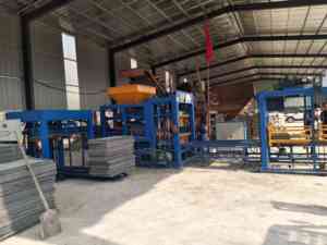 南アジアのビジネスプロジェクトのためのセメントブロック機械が付いているQT4-18の具体的なインターロッキングレンガ - Product Image 3