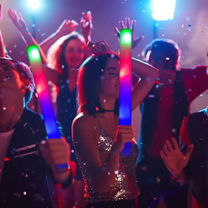 Bâton en mousse LED qui émet de la lumière dans l'obscurité, avec trois couleurs clignotantes, un cadeau pour les concerts de carnaval et les fournitures de fête - Product Image 1