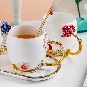 Lüks çiçek avrupa çay hediye kupa su seramik papatya gül fincan emaye kahve beyaz kupa kadın için Metal saplı