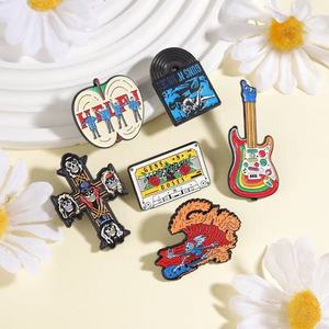 Broches de esmalte vintage de banda de rock de dibujos animados, diseño de guitarra cruzada, temática musical, venta al por mayor, Año Nuevo Chino - Product Image 2