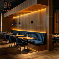 Ensemble de mobilier de restaurant commercial Ron Group : table carrée en bois, chaises en cuir, banquette en forme de L et de U