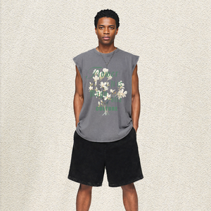 Chaleco Oversize Lavado para Hombre con Estampado de Flor de Magnolia Blanca y Fuente Gótica, Almacén de EE. UU., Venta al por Mayor, Estilo Urbano Elegante - Product Image 2