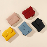 Dompet Wanita Lipat Tiga Baru dengan Kantong Koin Ritsleting Tempat Kartu Merek Desainer Dompet Wanita Merah Dompet Pendek Wanita Modis