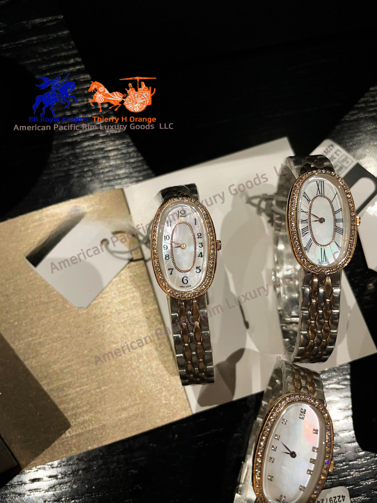 จานสีขาวประดับแหวนทองลายเพชร