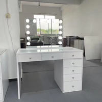 Table de maquillage moderne modulaire glamour avec miroir éclairé et étagères ouvertes pour chambre à coucher ou appartement