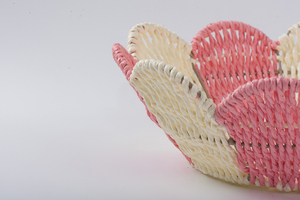 Hermosa cesta hecha a mano con detalles en pétalos - Product Image 5