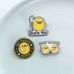 Broche en émail Canard en colère mignon tenant un couteau - What the Duck No Ducks <span class=keywords><strong>Given</strong></span> - Badge de revers - Bijou amusant - Cadeau pour amis - Product Image 1
