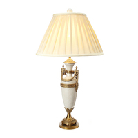 Lampe de table LED artisanale en céramique et laiton, style vintage, avec abat-jour en tissu, pour chambre, salon, chevet ou bar - Vente en gros
