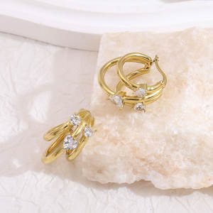 Pendientes de aro de acero inoxidable chapados en oro de 18 quilates con forma de corazón <span class=keywords><strong>Multicolor</strong></span> Zirconia Triple Grab CC Pendientes de aro simples y elegantes - Product Image 5