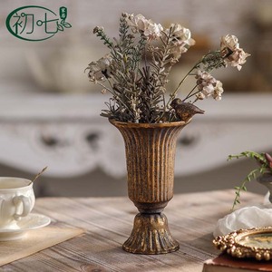 Vase en métal de style campagnard français avec poignée, pot à fleurs décoratif en or antique pour la décoration de bureau et de la maison - Product Image 4