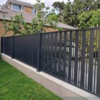 Pagar Vertikal Aluminium Ramah Lingkungan Berlapis Bubuk Hitam Perawatan Rendah Keamanan Ukuran Kustom untuk Rumah Villa