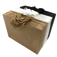 Sacs en papier enduit biodégradable et recyclable transparents avec poignée à patch gaufré personnalisé pour l'emballage de confiseries