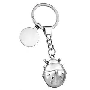 Portachiavi in metallo cromato a forma di coccinella con catena e anello, finitura argento - Product Image 1