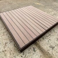 Système de terrasse modulaire en WPC co-extrudé pour l'extérieur, assemblage direct usine, idéal pour les jardins, pelouses, villas, parcs et projets paysagers
