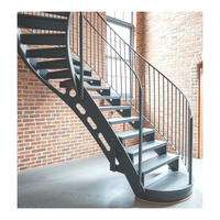 Escalier courbé grandiose avec marches en marbre blanc, balustrade en fer forgé et main courante finition or pour hall d'hôtel