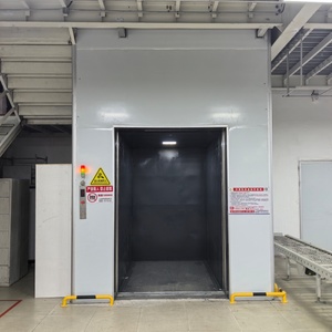 Elevador de Carga Hidráulico de Alta Capacidad con Riel Guía para Manejo de Mercancías en Almacenes Industriales - Product Image 1