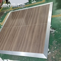 Piste de danse à carreaux en bois et blanc brillant