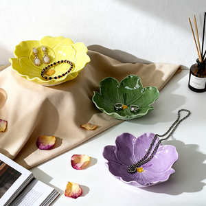Plato de Cerámica Artesanal Elegante Personalizado con Forma de Flor 3D y Borde de Encaje para Juegos de Vajilla - Product Image 1