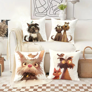 愛らしい漫画風の犬と猫のクッション。お祝いのホリデーデコレーションとトナカイの角が付いており、居心地の良いリビングルームの雰囲気で。 - Product Image 2
