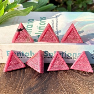 Nuovo Arrivo: Artigianato in Pietra Naturale Curativa Rodonite, Cristallo Rodonite Intagliato a Triangolo Occhio del Diavolo <span class=keywords><strong>per</strong></span> Decorazione d'Interni - Product Image 5