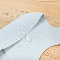 Bavoirs d'alimentation en silicone OEM pour bébé Tablier souple et imperméable Smock Vaisselle pour bébé Bavoirs de couleur de forme personnalisée pour bébé de 6 à 48 mois
