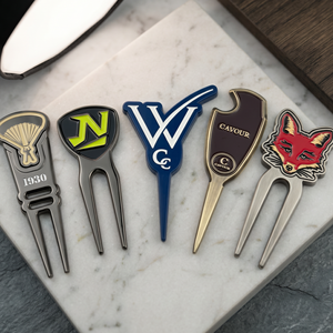 Outil de réparation de divots de golf personnalisé en alliage de zinc avec logo lettre, émail souple, deux pointes, placage nickel noir, cadeau souvenir pour club de golf - Product Image 2