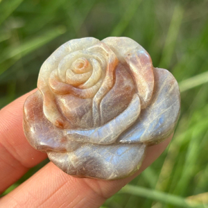 Escultura de Flor de Rosa de Piedra Lunar Natural Tallada a Mano al por Mayor, Cristal Azul Natural con Destellos, Gema Curativa, Regalo Artesanal - Product Image 2