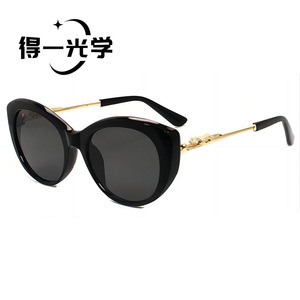 แว่นกันแดด De Yi Optics Cat Eye กรอบสีดำ ขาโลหะ ป้องกันรังสียูวี 400 สำหรับผู้หญิง - Product Image 1