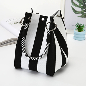 Borse Pieghevoli in Corda Personalizzabili con Logo, Borse alla Moda Intrecciate a Mano, Borsa Chunky Knit di Design per Donne - Product Image 4