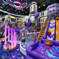 Équipement de terrain de jeux intérieur sur le thème de l'espace commercial, parc d'aventure pour enfants avec trampoline, toboggan et structure d'escalade