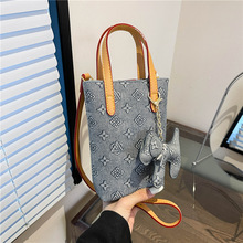 Auténtico <span class=keywords><strong>bolso</strong></span> <span class=keywords><strong>pequeño</strong></span> para <span class=keywords><strong>mujer</strong></span> - <span class=keywords><strong>bolso</strong></span> tote con estampado elegante, moderno y de alta gama. Nuevo <span class=keywords><strong>bolso</strong></span> bandolera de un solo hombro. - Product Image 3