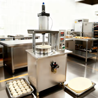 Machine à crêpes professionnelle multifonctionnelle, également utilisable pour la fabrication de pain pita et de roti, pour boulangeries, usines et services de restauration.