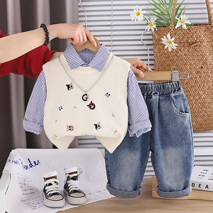 Nouvelle version coréenne : Ensemble décontracté trois pièces pour enfants, motif dessin animé, vêtements de printemps pour garçons, gilet brodé avec lettres et manches longues - Product Image 3