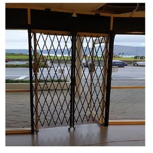 Clôture <span class=keywords><strong>de</strong></span> jardin rétractable à <span class=keywords><strong>grille</strong></span> diamantée Porte <span class=keywords><strong>de</strong></span> <span class=keywords><strong>sécurité</strong></span> Clôture extérieure Revêtement électrique Harmonica Porte en fer Porte <span class=keywords><strong>de</strong></span> <span class=keywords><strong>magasin</strong></span> rétractable - Product Image 2