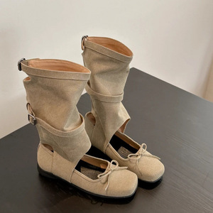Bottes hautes pour femme en toile beige style ballerine avec boucles et nœud, bout carré, talon bas et découpe décorative - Product Image 1