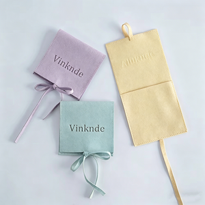 Pochette à bijoux en velours suédé personnalisée, luxueuse et discrète, avec fermeture à ruban, logo en relief, couleur pastel macaron, sac de rangement portable - Product Image 1