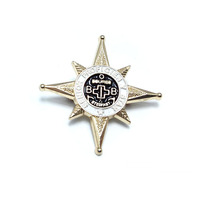 Badge en métal personnalisé en argent gravé et émaillé pour vêtements, vente en gros