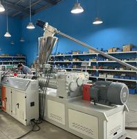 Ligne de production de panneaux muraux décoratifs en PVC, machine extrudeuse de panneaux de plafond en plastique pour matériaux de construction