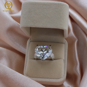 Anillo de Diamantes en Forma de Corazón de Gran Tamaño, Diseño Clásico de Tres Piedras, Oro de 18K, Diamante Sintético de Alta Claridad, Color D, Personalizado para Aniversario - Product Image 1